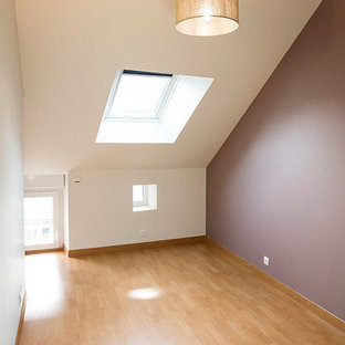 Imagen de dormitorio moderno, de tamaño medio, con paredes rosas y suelo de madera en tonos medios