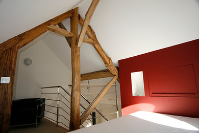 Exemple d'une grande chambre moderne.