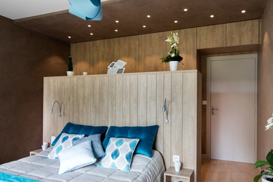 ナントにある広いコンテンポラリースタイルのおしゃれな主寝室 (茶色い壁、淡色無垢フローリング) のインテリア