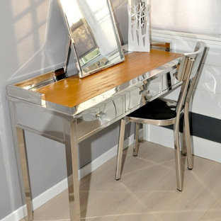 Foto de dormitorio principal, actual, de tamaño medio, sin chimenea, con paredes grises, suelo laminado y suelo beige