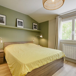 Diseño de dormitorio principal, escandinavo, de tamaño medio, con paredes verdes, suelo laminado y suelo beige
