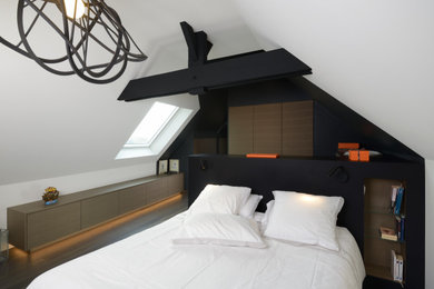 アンジェにある広いコンテンポラリースタイルのおしゃれな主寝室 (茶色い床、無垢フローリング) のインテリア