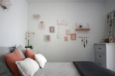 Inspiration pour une chambre parentale style shabby chic de taille moyenne avec un mur blanc, sol en stratifié et un sol gris.