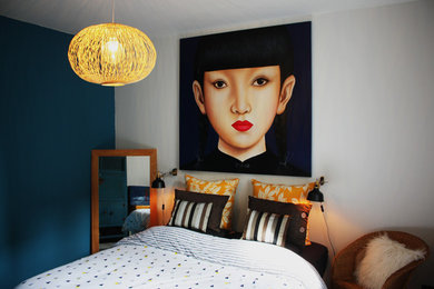 他の地域にある中くらいなアジアンスタイルのおしゃれな主寝室 (青い壁、ラミネートの床) のインテリア