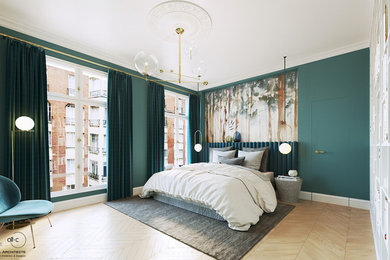 Exemple d'une chambre parentale de taille moyenne avec un mur bleu, parquet clair, aucune cheminée et un sol beige.
