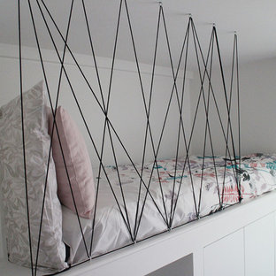 Imagen de dormitorio tipo loft, moderno, pequeño, con paredes blancas y suelo de madera en tonos medios