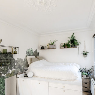 Idées déco pour une petit chambre parentale contemporaine avec un mur multicolore.