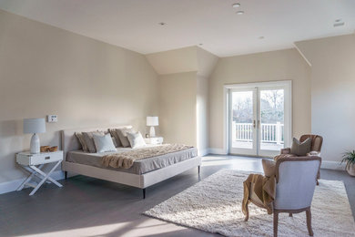 Cette image montre une grande chambre parentale traditionnelle avec un mur beige, un sol en vinyl, un sol beige et une cheminée standard.