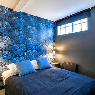 Ejemplo de dormitorio principal, exótico, pequeño, con paredes azules, suelo laminado y suelo gris