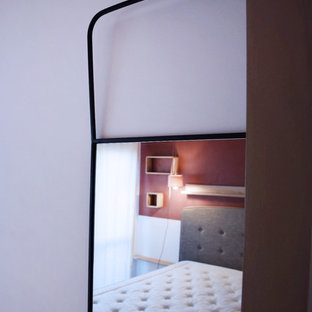 Ejemplo de dormitorio principal, minimalista, pequeño, sin chimenea, con paredes blancas, suelo de madera clara y suelo marrón
