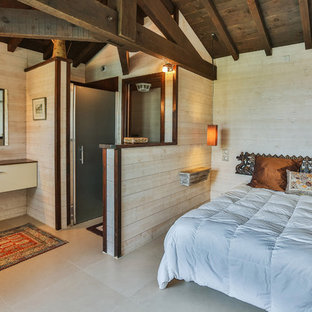 Réalisation d'une chambre parentale chalet de taille moyenne avec un mur marron et un sol en carrelage de céramique.
