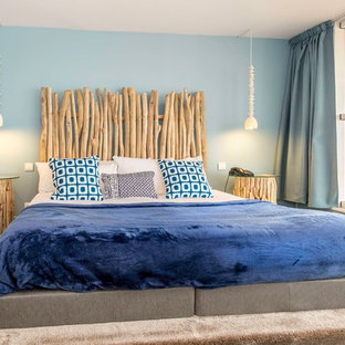 Idées déco pour une grand chambre bord de mer avec un mur bleu.