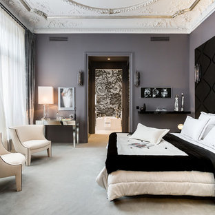 Exemple d'une grand chambre chic avec un mur gris et aucune cheminée.