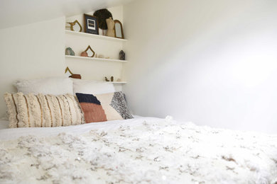 Ejemplo de dormitorio principal actual pequeño sin chimenea con paredes blancas, suelo de madera oscura y suelo marrón