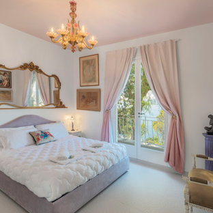 Ispirazione per una camera da letto eclettica con pareti bianche e pavimento bianco