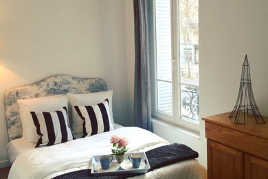 Ejemplo de dormitorio clásico renovado pequeño con paredes blancas y suelo de madera oscura