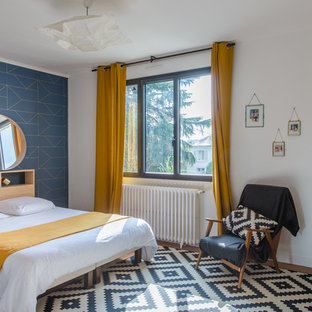 Exemple d'une chambre scandinave avec un mur blanc, un sol en bois brun et un sol marron.