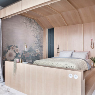 Réalisation d'une chambre parentale tradition de taille moyenne avec un mur gris, un sol en bois peint et aucune cheminée.