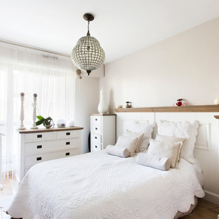 Cette image montre une chambre style shabby chic avec un mur beige et un sol en bois brun.