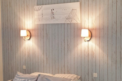 クレルモン・フェランにある中くらいなビーチスタイルのおしゃれな客用寝室 (青い壁、淡色無垢フローリング、白い床)