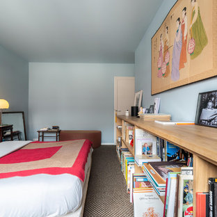 Modelo de dormitorio principal, contemporáneo, con paredes azules, moqueta y suelo multicolor
