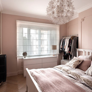 Inspiration pour une chambre nordique avec un mur rose, un sol en bois brun et un sol marron.