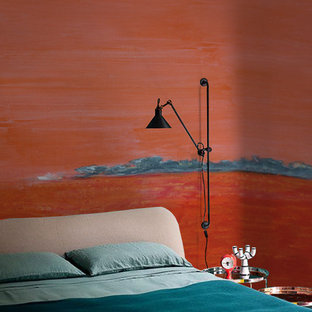 Stilmix Schlafzimmer mit roter Wandfarbe in Paris