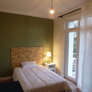 Imagen de dormitorio principal, nórdico, grande, con paredes verdes, suelo vinílico y suelo marrón