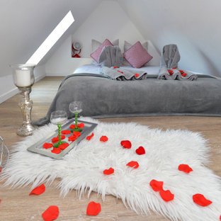 Foto de dormitorio tipo loft, romántico, pequeño