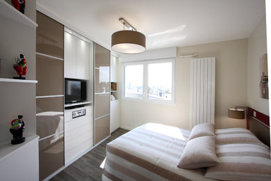 Mittelgroßes Modernes Hauptschlafzimmer mit weißer Wandfarbe und dunklem Holzboden in Angers