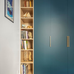 Imagen de dormitorio principal y papel pintado, moderno, de tamaño medio, papel pintado, sin chimenea, con paredes multicolor, suelo de madera en tonos medios, suelo beige y papel pintado