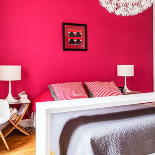 Idées déco pour une chambre parentale contemporaine de taille moyenne avec un mur rose, un sol en bois brun et aucune cheminée.