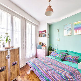 Idées déco pour une chambre contemporaine de taille moyenne avec un mur vert, un sol en bois clair et un sol beige.