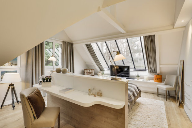 Transitional Bedroom by Agence NovaOm Architecture d'intérieur