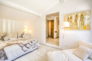 Foto de dormitorio principal moderno grande sin chimenea con paredes blancas y suelo de madera clara