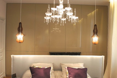 Modernes Schlafzimmer mit beiger Wandfarbe und braunem Holzboden in Sonstige