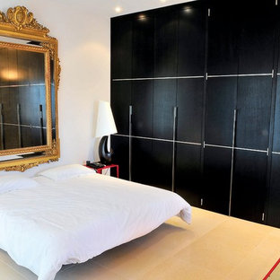 Idée de décoration pour une grand chambre parentale design avec un mur blanc et un sol en carrelage de céramique.