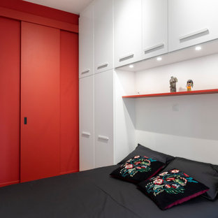 Imagen de dormitorio principal y boiserie, actual, pequeño, boiserie, sin chimenea, con paredes blancas, suelo de baldosas de cerámica, marco de chimenea de madera, suelo multicolor y boiserie