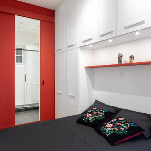 Foto de dormitorio principal y boiserie, contemporáneo, pequeño, boiserie, sin chimenea, con paredes blancas, suelo de baldosas de cerámica, marco de chimenea de madera, suelo multicolor y boiserie