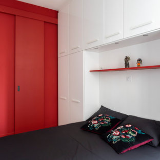 Modelo de dormitorio principal y boiserie, minimalista, pequeño, boiserie, sin chimenea, con paredes blancas, suelo de baldosas de cerámica, suelo multicolor, marco de chimenea de madera y boiserie