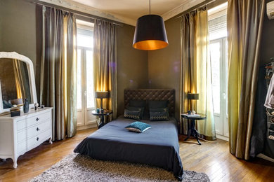 На фото: большая хозяйская спальня в стиле модернизм с серыми стенами, светлым паркетным полом и коричневым полом