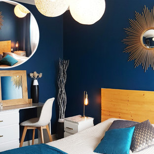 Ejemplo de dormitorio principal, bohemio, pequeño, sin chimenea, con paredes azules, suelo de baldosas de cerámica y suelo beige
