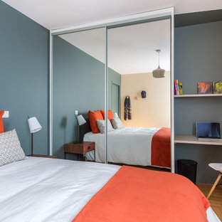 Exemple d'une chambre rétro avec un mur gris, un sol en bois brun et un sol marron.