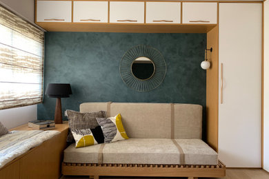 Cette photo montre une petite chambre d'amis tendance avec un mur vert, parquet clair et aucune cheminée.