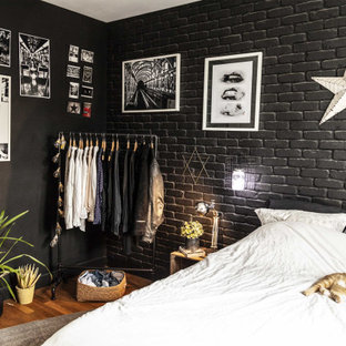 Imagen de dormitorio principal, urbano, de tamaño medio, con paredes negras
