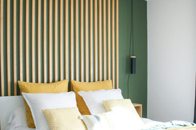 Exemple d'une petite chambre parentale scandinave avec un mur vert et parquet clair.