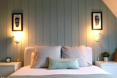 Источник вдохновения для домашнего уюта: спальня среднего размера на антресоли в скандинавском стиле с зелеными стенами, сводчатым потолком и стенами из вагонки