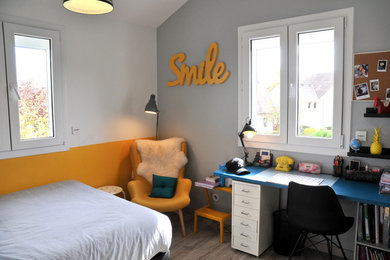 Inspiration för mellanstora moderna sovloft, med gula väggar, grått golv och mörkt trägolv