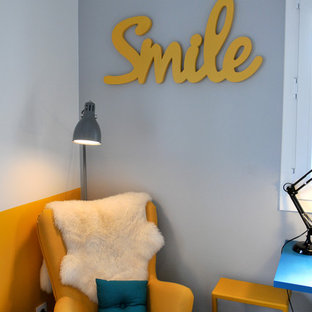 Ejemplo de dormitorio tipo loft, minimalista, de tamaño medio, con paredes amarillas, suelo gris y suelo de madera oscura