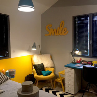 Diseño de dormitorio tipo loft, minimalista, de tamaño medio, con paredes amarillas, suelo gris y suelo de madera oscura